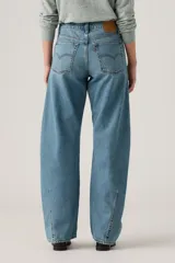 Pantalón de jean celeste de corte amplio, estilo baggy, con tiro alto y bolsillos delanteros y traseros.