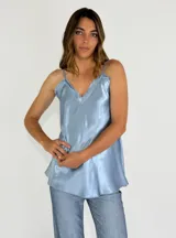 Top celeste de breteles finos con detalle de puntilla en escote y ruedo.