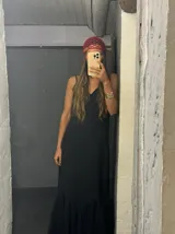 Vestido largo de algodón color gris, con breteles finos, escote en V y volado en el ruedo. Incluye chocker al tono.