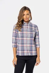Camisa de manga 3/4 con cuello abotonado y estampado a cuadros en tonos azul, blanco y rojo. Tiene un bolsillo en el pecho y cierre frontal con botones. Confeccionada en algodón con spandex.