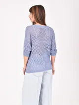 Buzo de tejido de punto calado color negro, con escote en V y mangas 3/4.