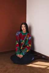 Sweater tejido con diseño jacquard multicolor inspirado en la receta de la pasta frola, con cuello, puños y ruedo en color verde.