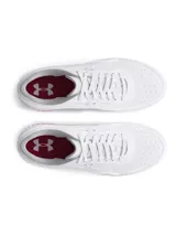 Championes urbanos Under Armour modelo UA Court 96, color blanco con detalles en gris, rojo y azul. Confeccionados en cuero sintético con perforaciones y suela de goma.