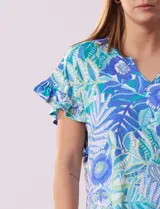 Blusa de seda fría estampada con flores en tonos azul y verde, marca Ruby Rd. Tiene cuello a la base con escote en V y mangas cortas con volados.
