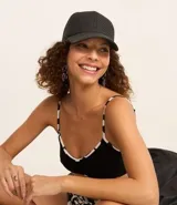 Gorra de paja color negro con visera curva y ajuste trasero con velcro.