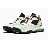 Championes de estilo de vida, con mezcla de cuero sintético, malla y gamuza en colores blanco, negro y rojo, inspirados en la serie de zapatillas de Michael Jordan.