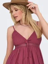 Vestido largo color ladrillo con tirantes finos ajustables y escote en V. La parte superior es fruncida con detalle de lazo en el centro.