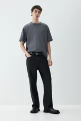 Remera gris de punto pesado con cuello redondo ribeteado, hombros caídos y bajo recto. Corte holgado confeccionada con tejido funcional COOLMAX®, una fibra exclusiva de poliéster de secado rápido que elimina la humedad y regula la temperatura corporal.