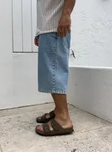 Bermuda de jean celeste, corte ancho a la rodilla, estilo baggy.