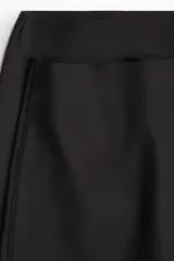 Pack de dos culottes tipo shorts de microfibra negra, con tiro alto y efecto moldeador en cintura, glúteos y caderas. Presentan ribetes cortados por láser para un acabado invisible bajo la ropa.