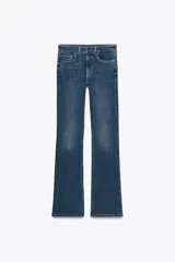 Pantalón de jean de tiro alto, corte slim fit y bota acampanada.