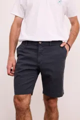 Bermuda de gabardina azul con bolsillos laterales y traseros.