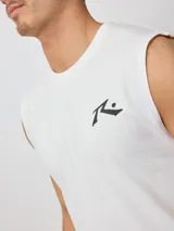 Musculosa blanca de algodón sin mangas, corte holgado y logo estampado en el pecho.
