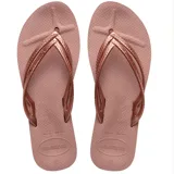 Sandalias tipo ojota Havaianas Wedges Wns, color rosa empolvado, con tiras finas metálicas que se cruzan sobre el empeine. La suela es texturizada con patrón de arroz y tiene un pequeño taco cuña.