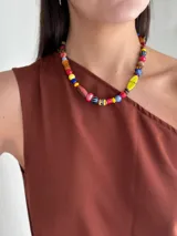 Collar corto con cuentas de cristal checo, cerámica, madera y otros materiales. Se cierra con cadena y ganchito para regular el largo.