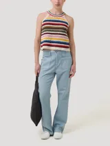 Remera sin mangas tejida a crochet con algodón orgánico, acrílico y lino orgánico. Diseño a rayas horizontales de colores.