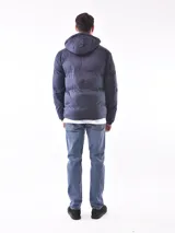 Campera puffer azul marino con capucha y cierre frontal.