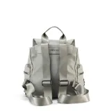Mochila verde militar de nylon con tapa y broche metálico. Tiene apertura superior con cierre marinero, bolsillos internos, bolsillo con cierre metálico al frente y laterales. Incluye asas rígidas de mano y correas regulables para colgar en la espalda.