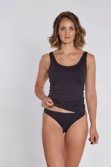 Musculosa celeste de microfibra sin costuras y bretel ancho.