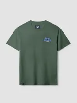 Camiseta verde militar de manga corta con estampado en el lateral superior izquierdo y en la espalda con el logo de la marca Blue Banana en celeste.