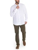 Camisa de manga larga blanca de lino orgánico con tejido melange, cuello clásico, cierre con botones y logo bordado al tono.