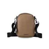 Bandolera de cuero sintético color negro, con doble cierre superior y correa de galón ajustable. Incluye un bolsillo interior de fácil acceso.