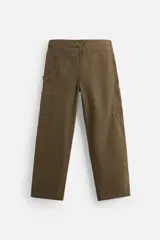 Pantalón color verde oliva de corte recto, confeccionado en algodón. Cuenta con bolsillos frontales, traseros y laterales tipo cargo, además de una tira multifunción.