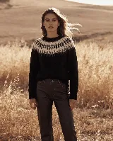 Sweater de lana merino tejido a mano, color negro con diseño geométrico en el canesú en tonos blanco y gris. Presenta cuello redondo, mangas largas y terminaciones acanaladas.