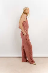 Pantalón de lino color mostaza, de corte recto, con cintura elastizada y costuras en contraste.