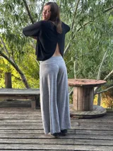 Pantalón palazzo de tiro alto confeccionado en viscosa y spandex con efecto batik en color gris. Posee un diseño de pierna ancha evasé, bolsillos laterales y una faja ancha en la cintura.