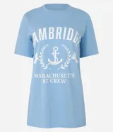 Remera celeste de algodón con estampado blanco que incluye la palabra "Cambridge", un ancla y la frase "Massachusetts Crew".