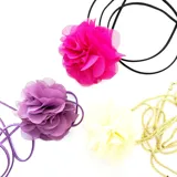 Choker con flor de tela en color crema, adornado con cordón encerado marrón.