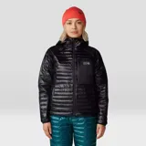 Campera negra con capucha, ultraliviana, rellena de poliéster reciclado. Cuenta con un bolsillo seguro en el pecho con cremallera, dos bolsillos seguros con cremallera para las manos, puños elásticos y dos ajustadores de dobladillo inferior. Se puede guardar en su propio bolsillo.