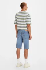 Bermuda de jean celeste de corte recto.