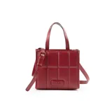 Cartera tote chica color bordó, confeccionada en símil cuero con diseño acolchado y logotipo metálico de XL Extra Large al frente. Tiene acceso con cierre, correa regulable, un bolsillo interno con cierre y otro abierto.