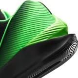 Championes Nike G.T. Jump Academy negros con detalles en verde y blanco. Cuentan con dos capas de espuma apilada en la media suela y un talón curvado. El upper texturizado es estructurado y transpirable.