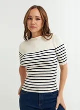 Sweater de punto a rayas horizontales azul marino y blanco, con cuello redondo y mangas cortas.