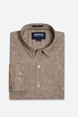 Camisa de hombre de corte slim fit, color beige con estampado de hojas. Tiene mangas largas, cartera abotonada, logo bordado y está confeccionada en 100% algodón.
