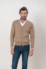 Cardigan de lana merino 100%, color marrón, con cierre de botones y corte clásico.