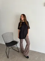 Pantalón oxford de viscosa con lycra, estampado con animal print de leopardo en tonos marrones.