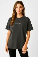 Remera gris oscuro de algodón con estampado frontal con la frase "Born to Ride" en letras blancas.