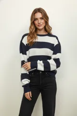 Sweater de algodón con rayas horizontales blancas y azul marino, de corte holgado y cuello redondo.