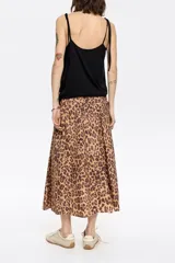 Falda midi de algodón con estampado de leopardo en tonos beige y marrón, corte en línea A, cintura elástica y bolsillos laterales tipo parche.