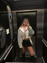 Minifalda negra de tela elastizada con lentejuelas.
