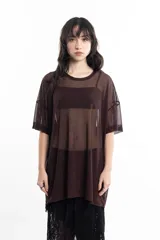 Remerón de tul negro, de talle único y corte suelto.