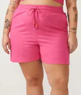 Short de lino color fucsia con cintura elástica y lazo ajustable.