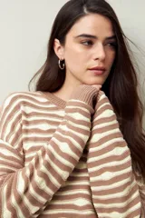 Sweater de punto color beige con rayas horizontales marrones en relieve, cuello redondo y mangas largas.
