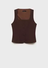 Chaleco marrón con cuello cuadrado, sin mangas, con cierre frontal de botones y dos bolsillos delanteros.