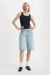 Short de jean celeste, corte amplio, tiro medio y largo hasta la rodilla.