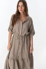 Vestido camisero color fucsia, de lino, con cuello camisero, mangas 3/4 con trabillas y ajuste en la cintura con lazo.